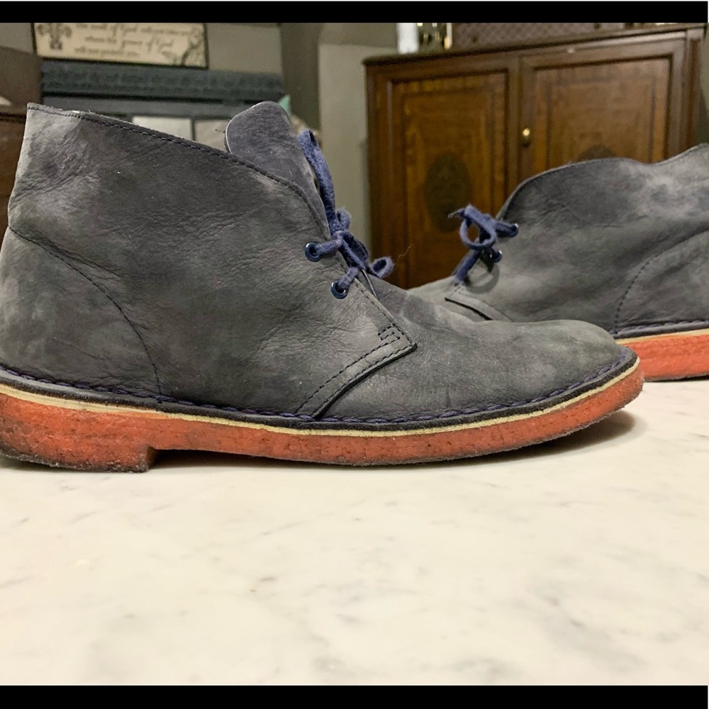 Clark’s Original desert boot in navy/orange